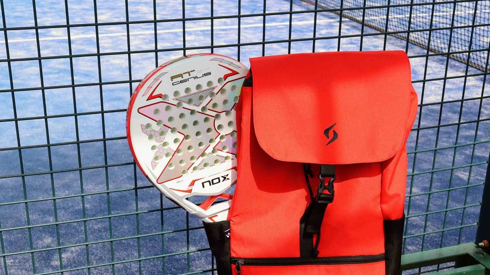 https://8585196.fs1.hubspotusercontent-na1.net/hubfs/8585196/Imported_Blog_Media/Pala%20de%20padel%20y%20mochila%20junto%20a%20la%20red%20de%20una%20pista%20-%20overtel.jpg