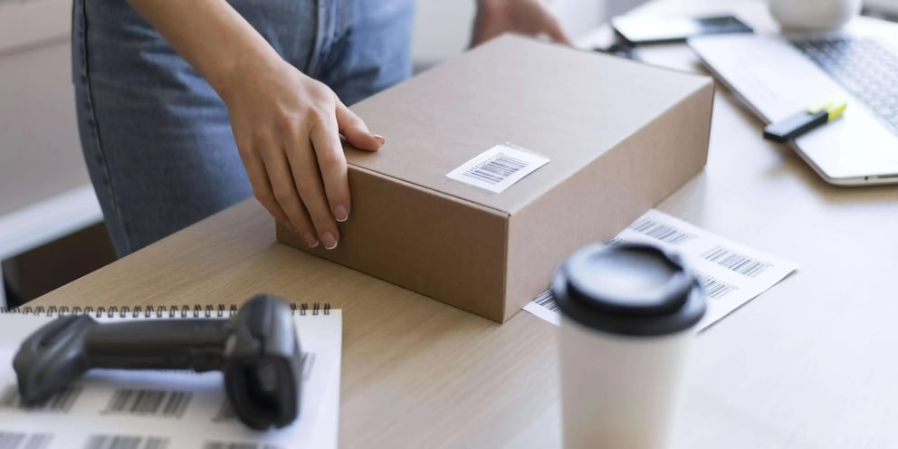 https://8585196.fs1.hubspotusercontent-na1.net/hubfs/8585196/Imported_Blog_Media/cerrar-las-manos-sosteniendo-la-caja.webp