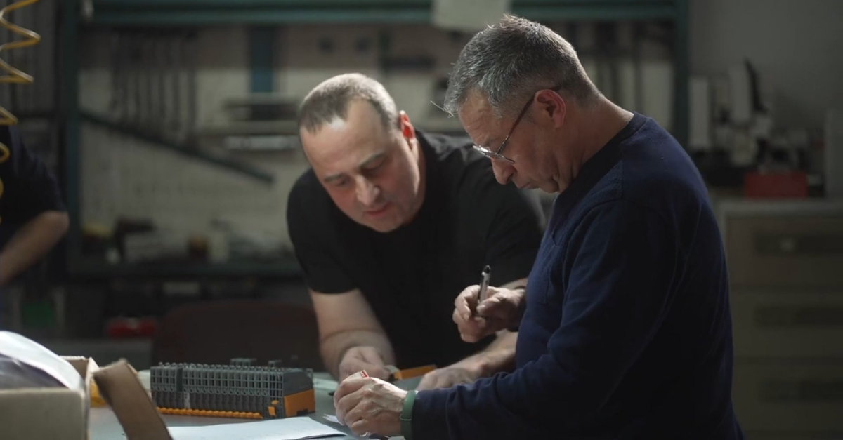 dos hombres trabajando juntos en taller-LUXBER dos hombres trabajando juntos en taller-LUXBER
