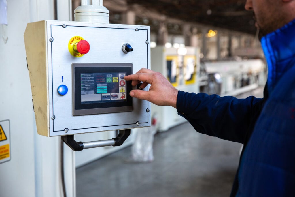 trabajador-usa-panel-control-fabrica-1024x683 trabajador-usa-panel-control-fabrica-1024x683