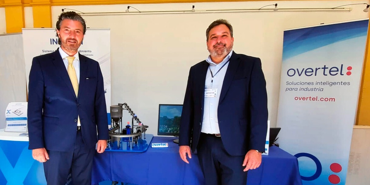 Equipo de Overtel en su stand presentando soluciones inteligentes para la industria