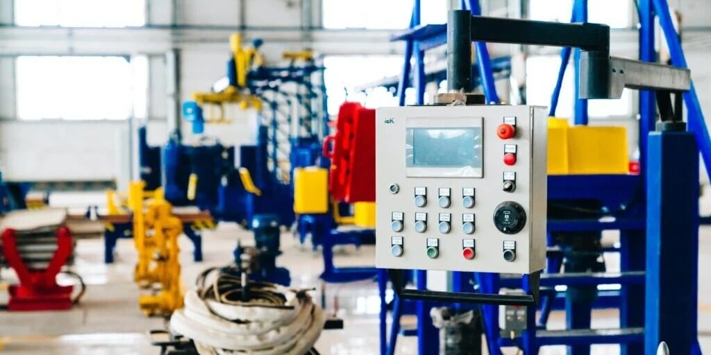 Panel de control industrial en una línea de producción automatizada