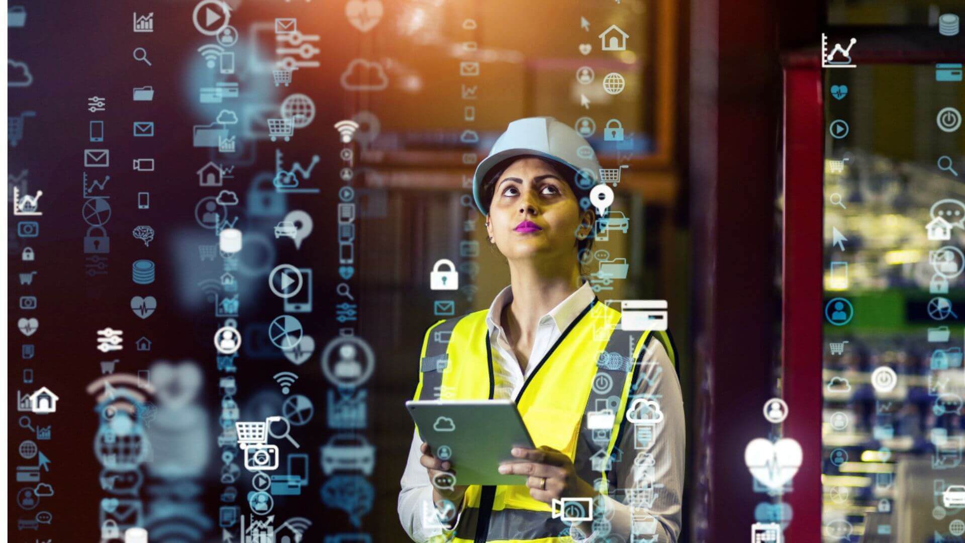 Mujer manejando sistema MES/MOM y mostrando tendencias industriales