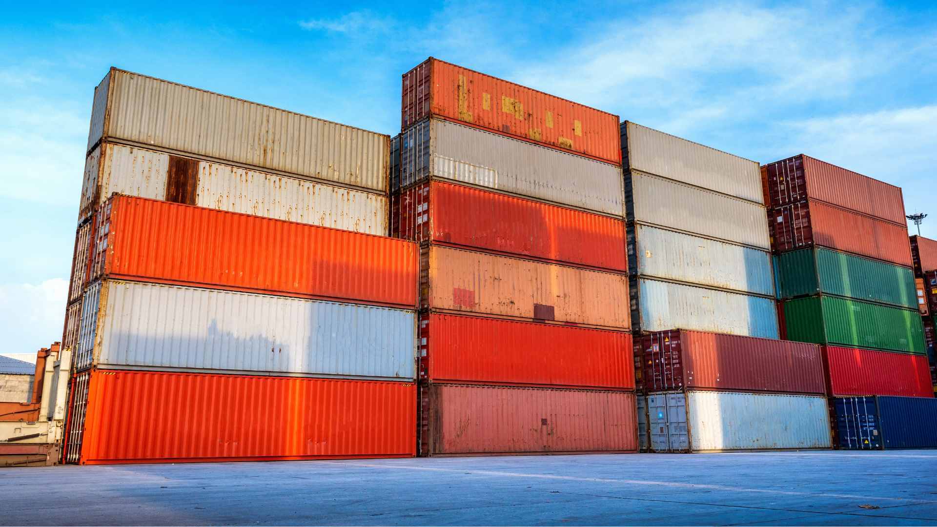 Contenedores de carga apilados en un puerto industrial