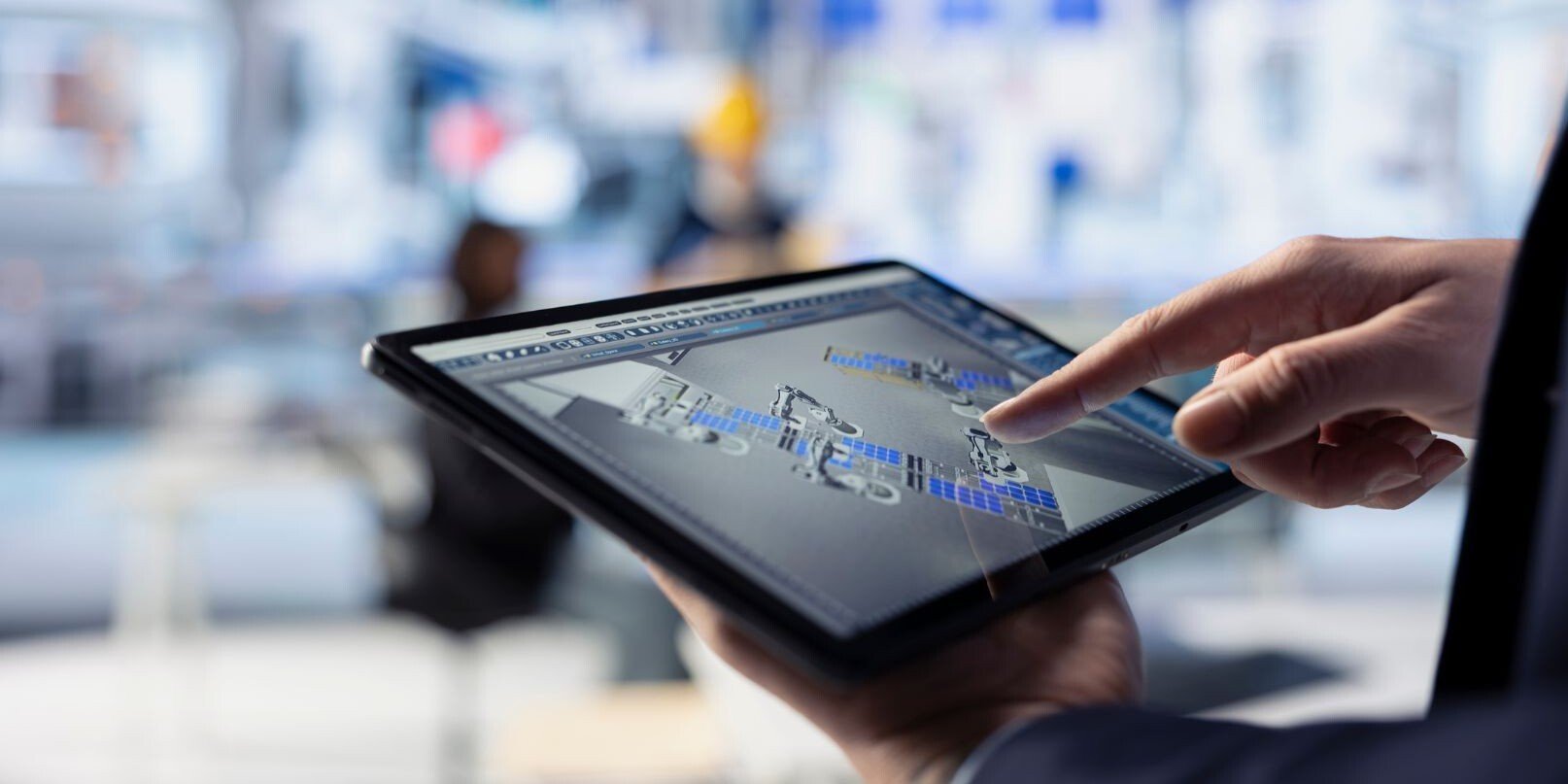 Ingeniero supervisando procesos de manufactura digital para producción flexible y repetitiva.