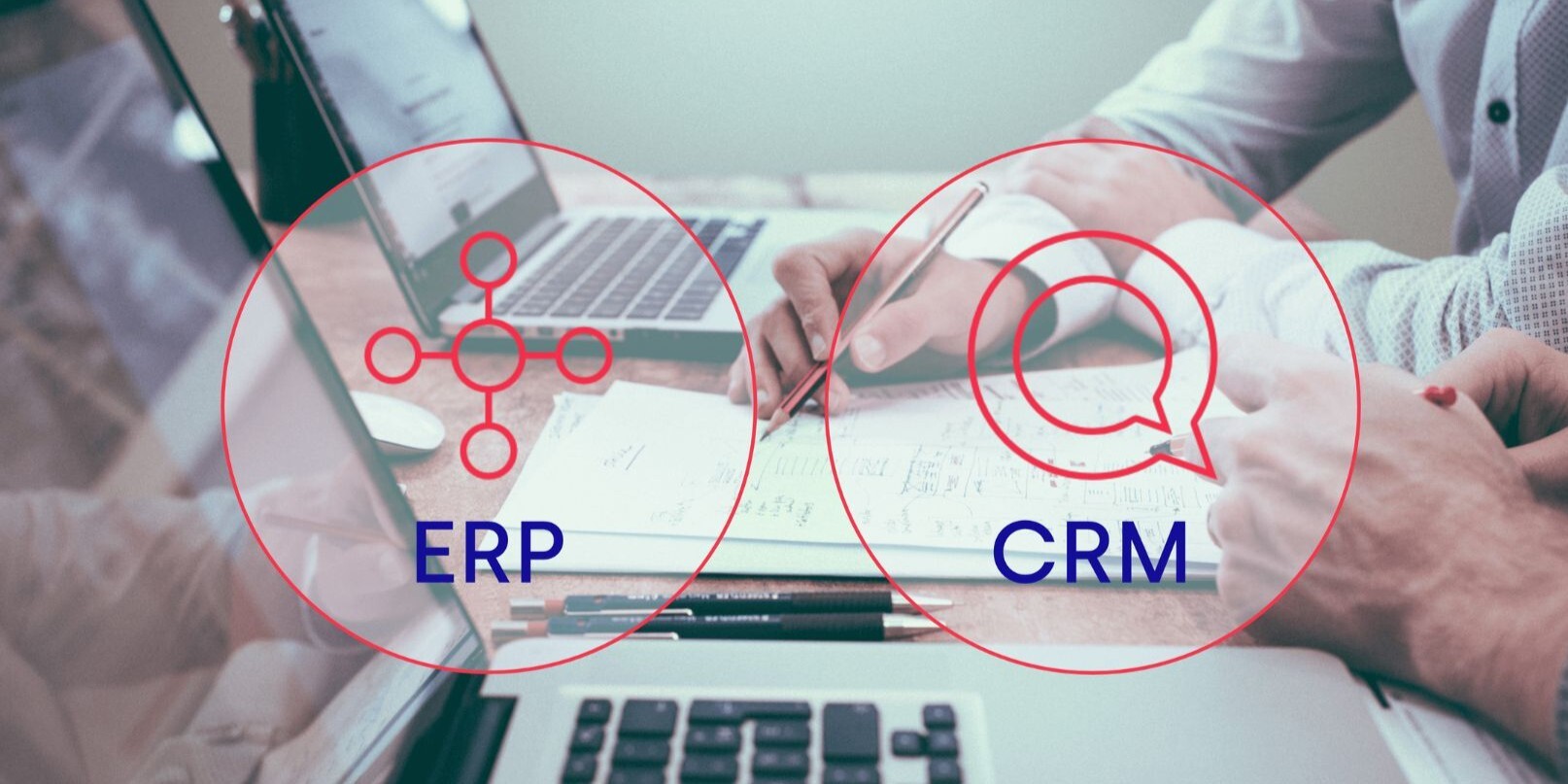 Representación visual de los sistemas ERP y CRM con ordenadores y documentación