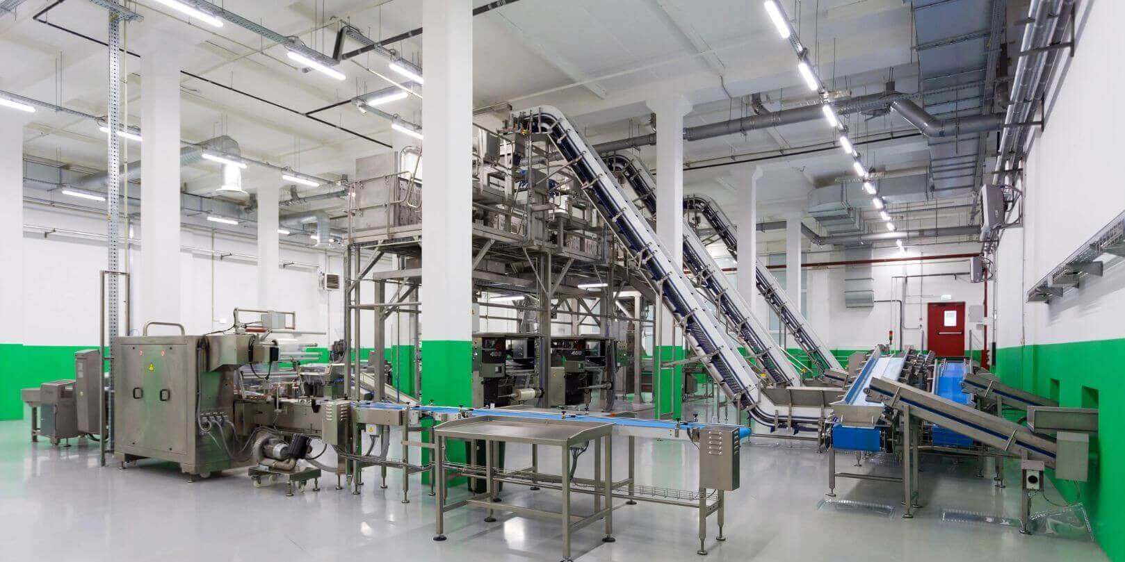 Línea de producción automatizada con maquinaria industrial moderna.
