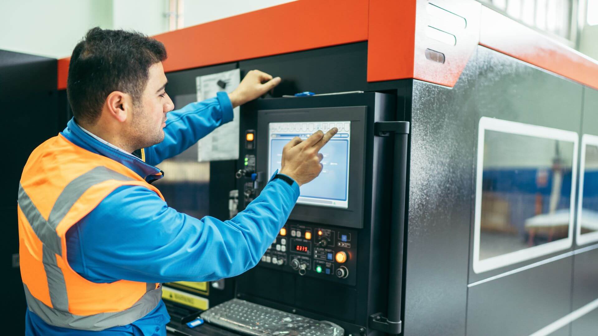Monitorización de líneas de producción en tiempo real mediante sistema MES integrado con ERP industrial.