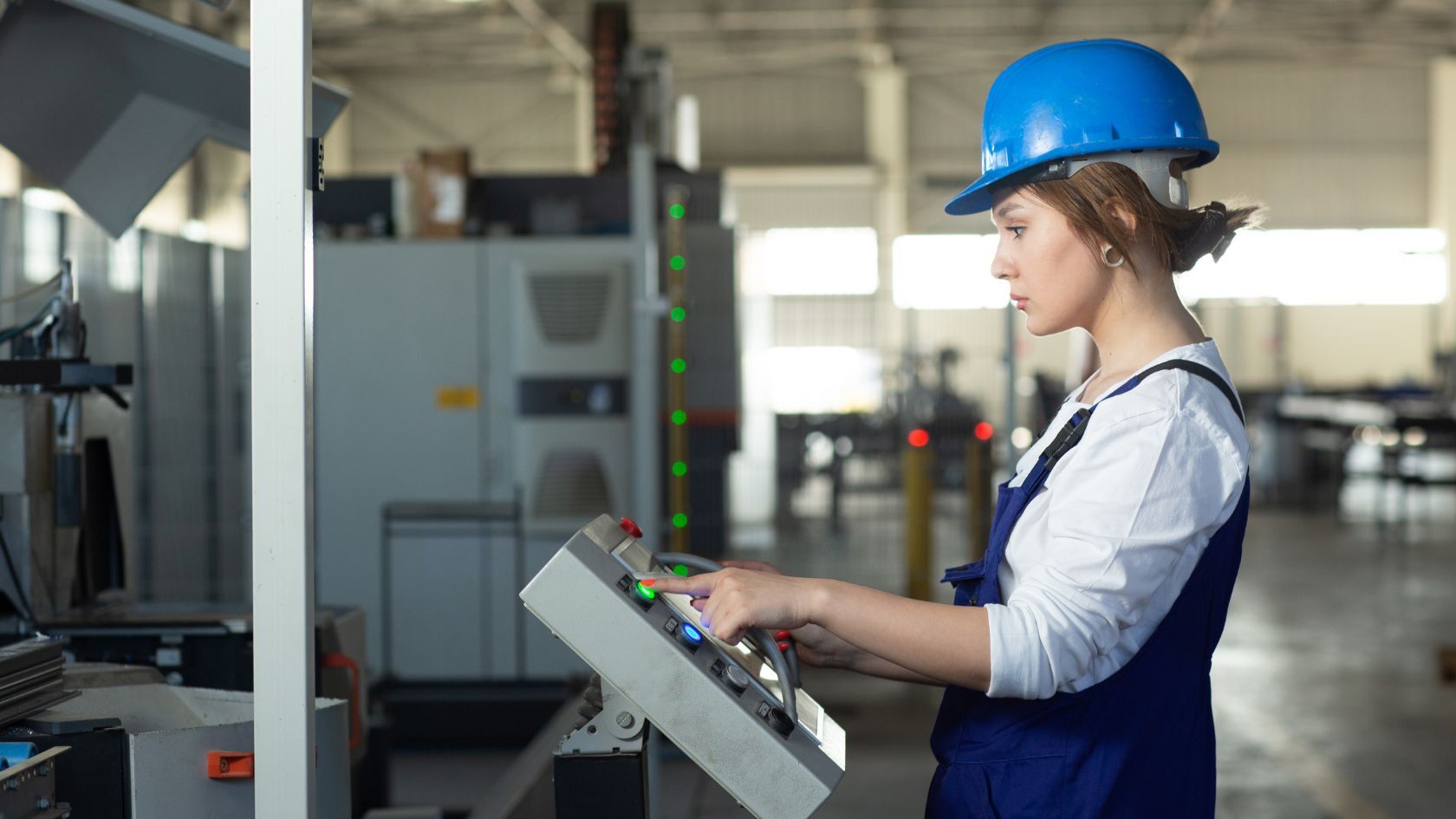 Mujer manejando sistema MES/MOM y mostrando tendencias industriales