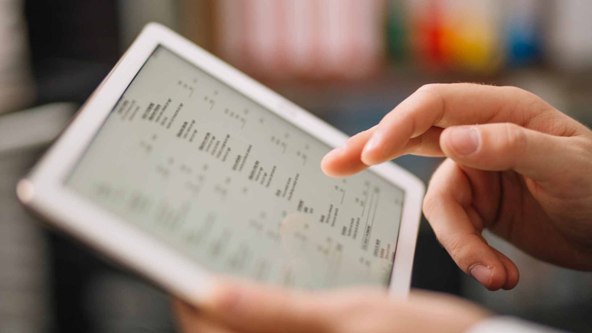 Consulta de datos operativos de planta industrial en tablet como parte del proceso de captura y análisis de producción.