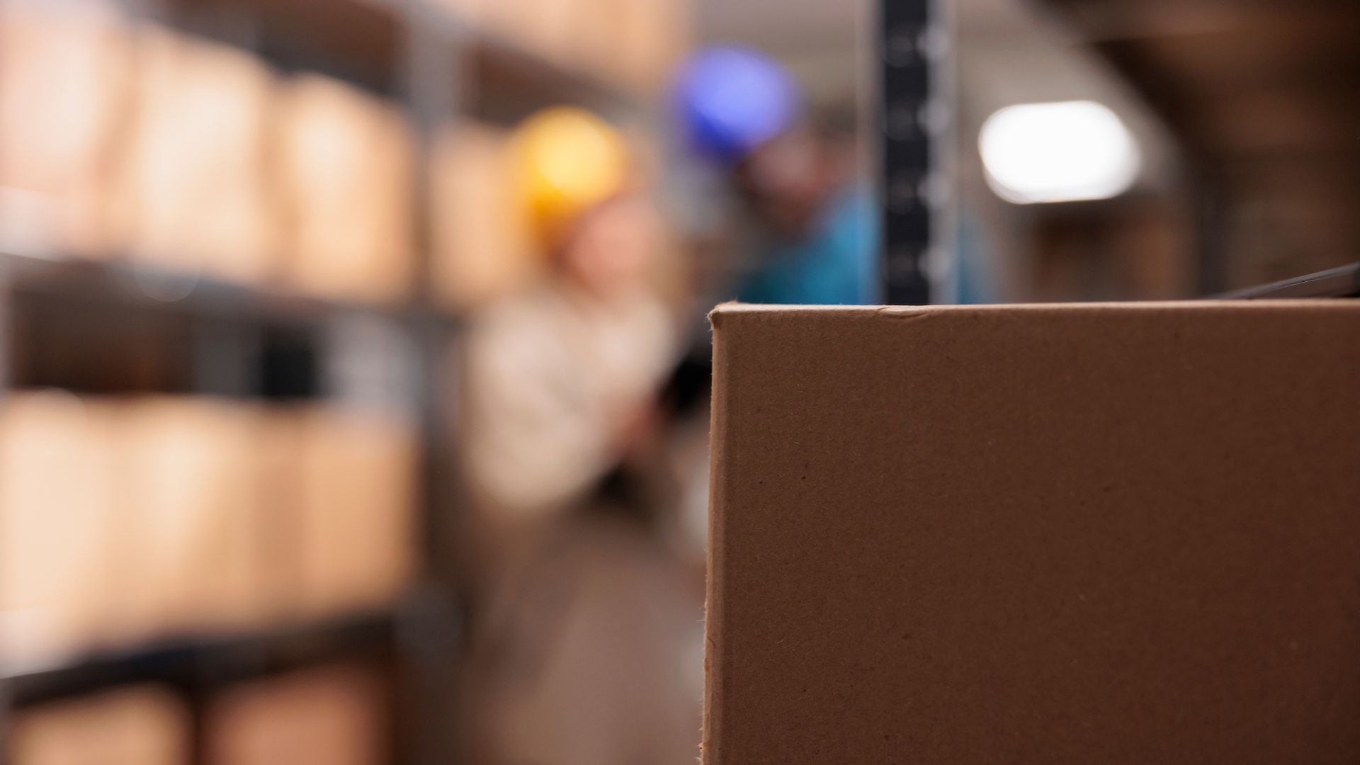 Caja de cartón corrugado en almacén industrial de PYME manufacturera española, representativa de los envases afectados por el Reglamento PPWR UE 2025/40 vigente desde agosto 2026.