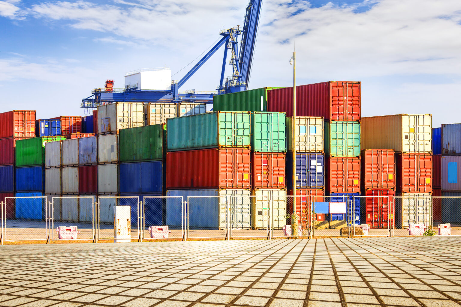 Contenedores de carga apilados en un puerto industrial
