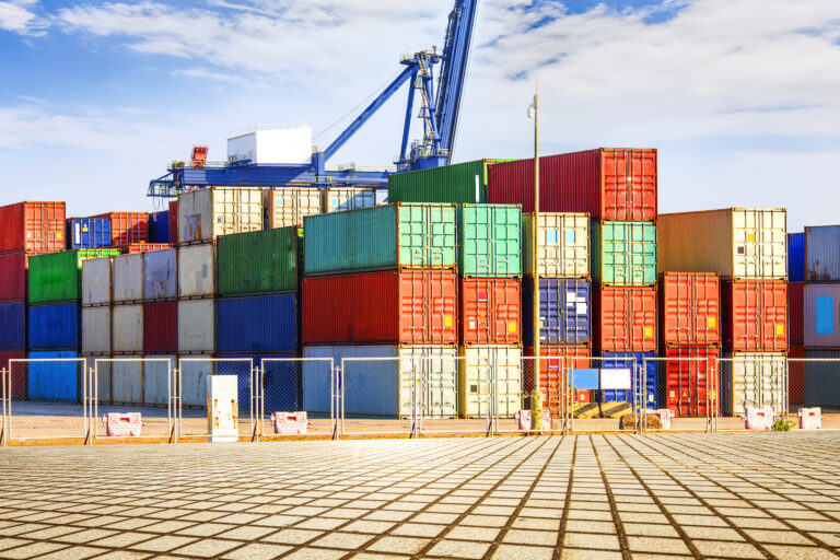Contenedores de carga apilados en un puerto industrial