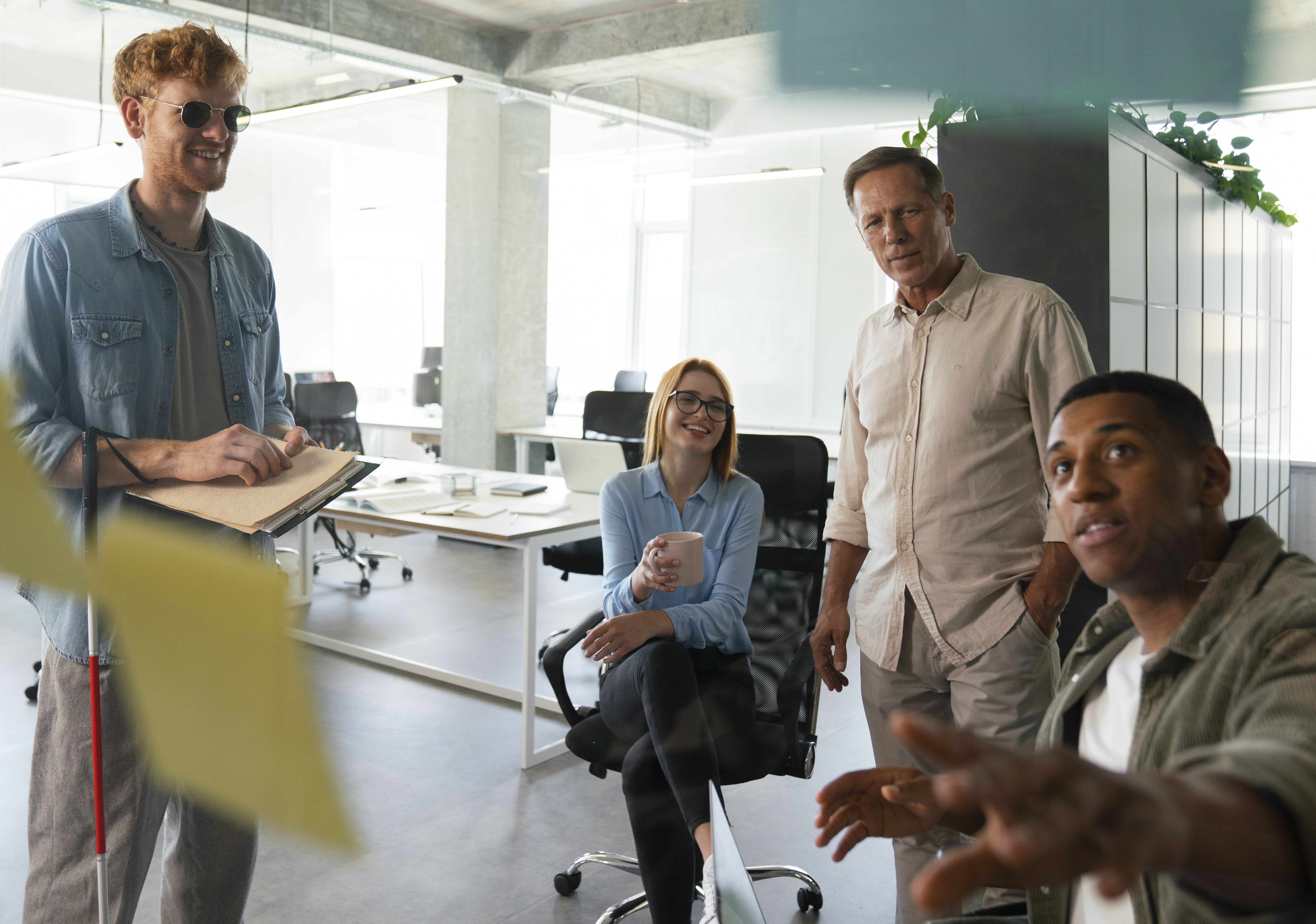 Equipo de profesionales en oficina moderna durante una sesión de formación continua.