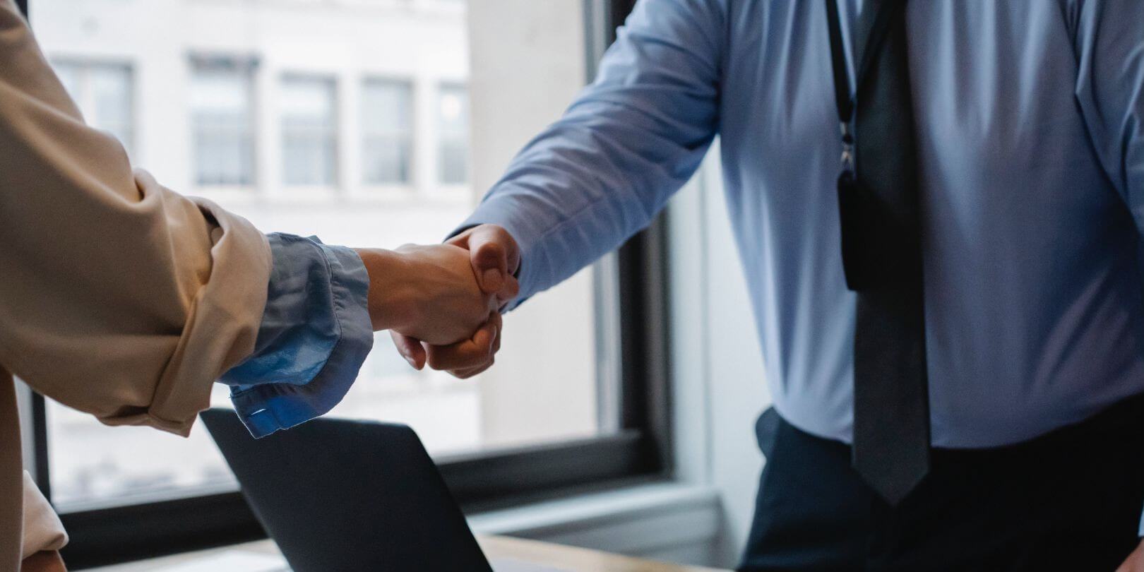 Acuerdo en una reunión simbolizando colaboración estratégica y éxito en la co-creación empresarial.