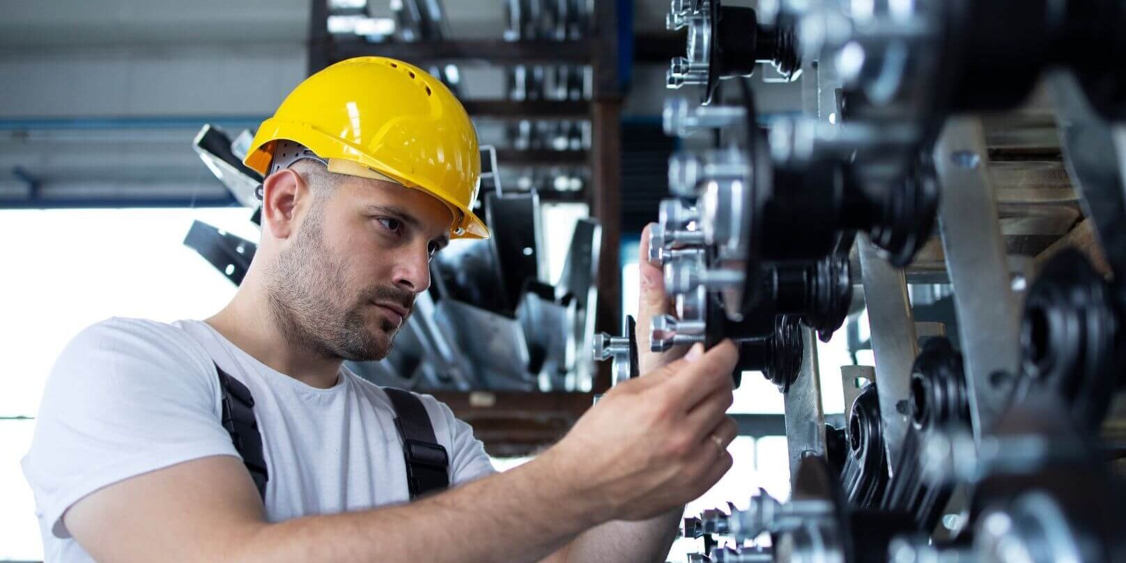 Técnico industrial inspeccionando componentes mecánicos