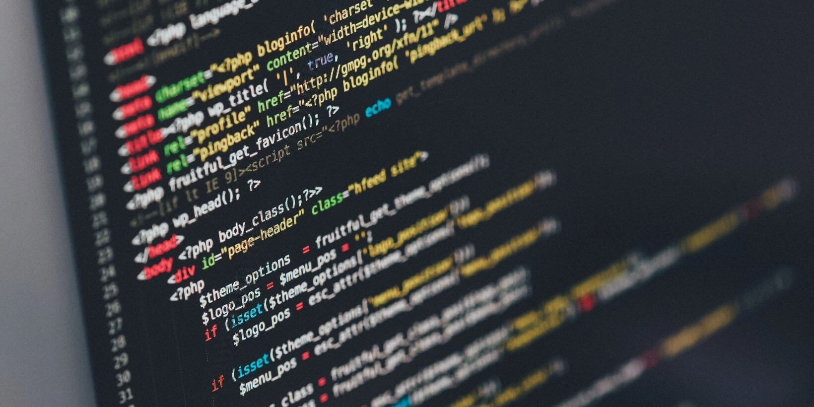 Pantalla de ordenador con código fuente HTML y PHP.