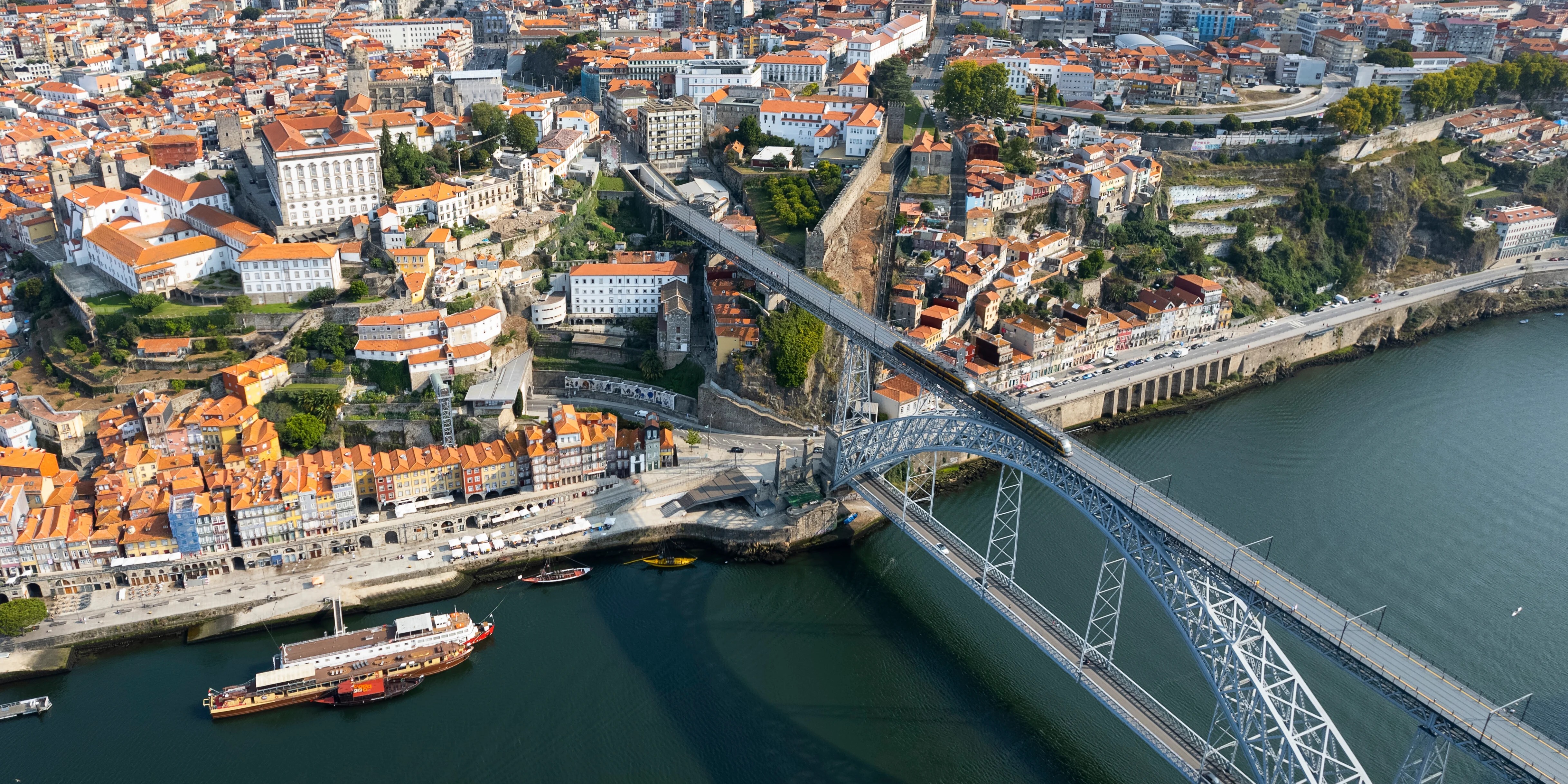 Vista aérea de Oporto, Portugal, con el puente Dom Luís I cruzando el río Duero y el casco histórico