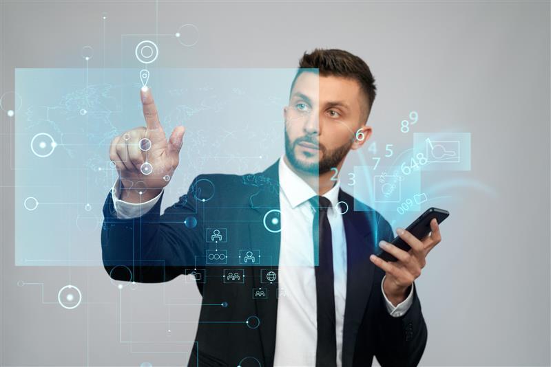 Trabajador usando tecnología ERP avanzada