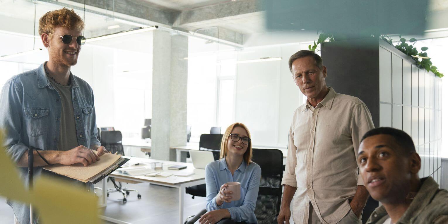 Equipo de profesionales en oficina moderna durante una sesión de formación continua.