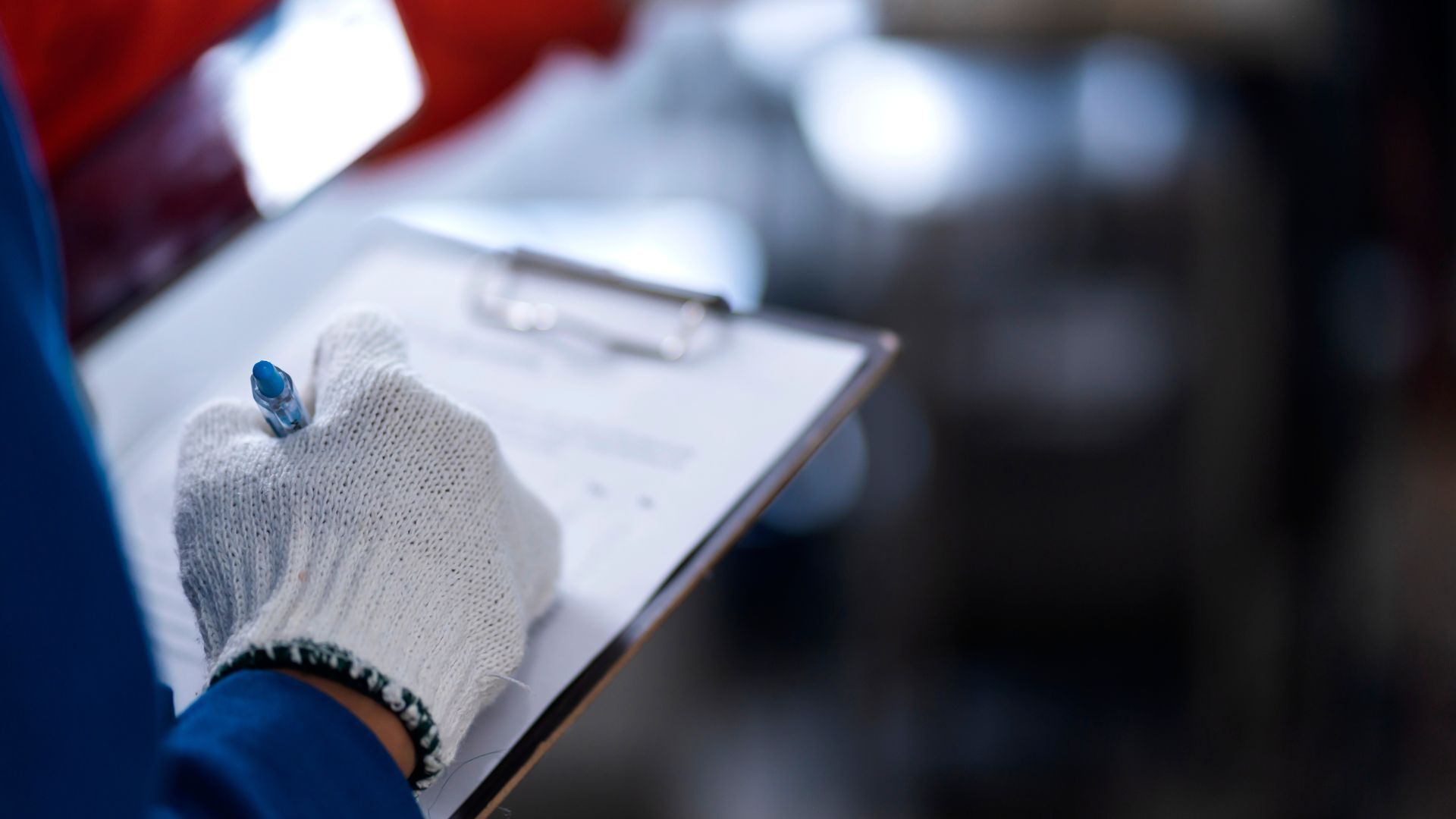 Operario produccion rellenando check list de auditoria ISO en planta industrial