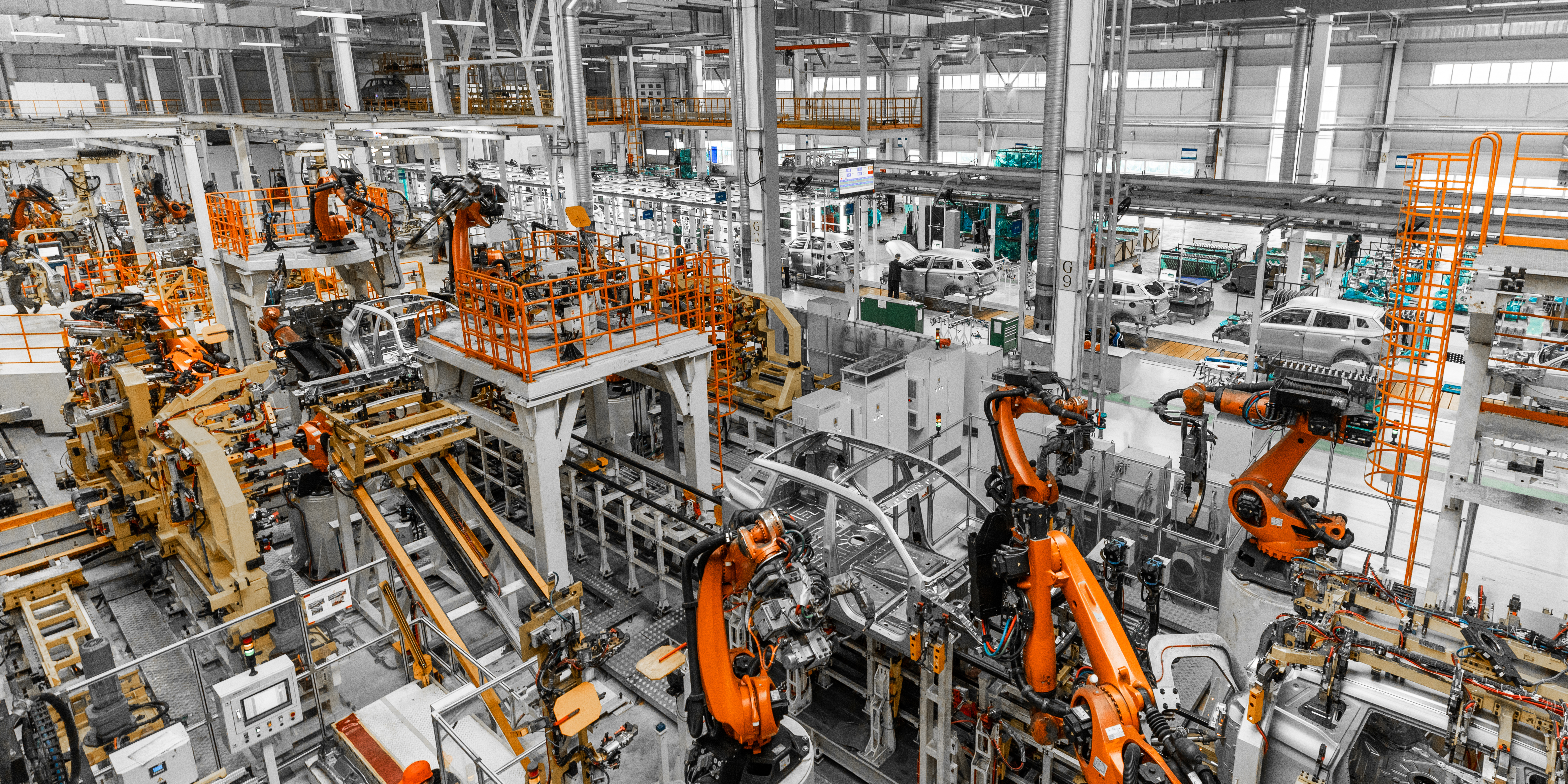 Línea de producción automatizada con brazos robóticos en una planta industrial moderna