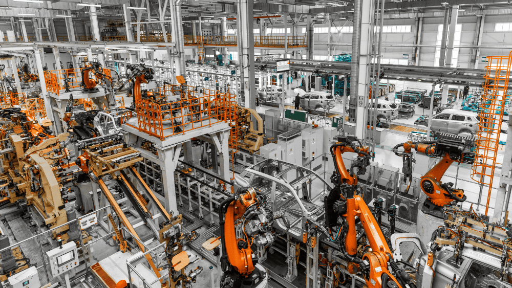 Línea de producción automatizada con brazos robóticos.