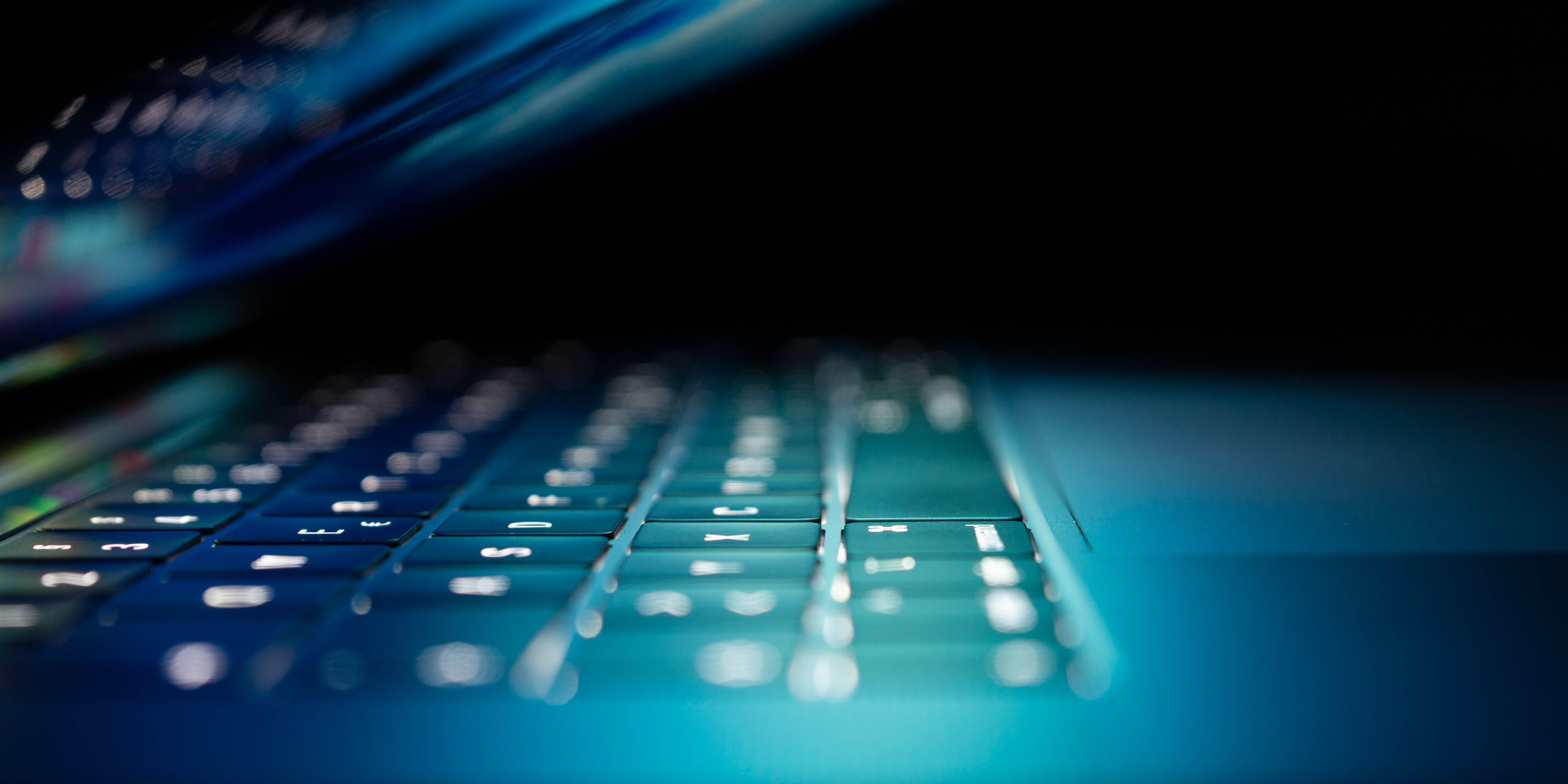 Teclado retroiluminado como símbolo de la supervisión digital en sistemas SCADA